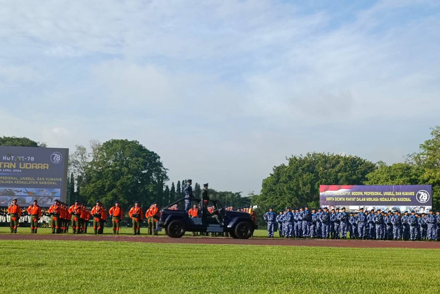 Panglima TNI Jenderal Agus Subiyanto bertindak sebagai inspektur upacara di puncak perayaan hari ulang tahun (HUT) ke-78 di Akademi Angkatan Udara (AAU) di Daerah Istimewa Yogyakarta (DIY), Senin (22/4/2024). Foto: Arfiansyah Panji Purnandaru/kumparan