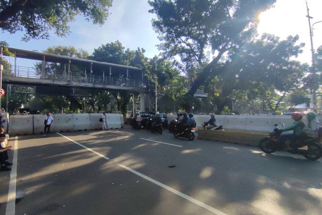 Kondisi lalu lintas jelang putusan sengketa Pilpres 2024 di Kawasan Patung Kuda, Jalan Medan Merdeka Barat, Jakarta, Senin (22/4/2024).
 Foto: Rachmadi Rasyad/kumparan