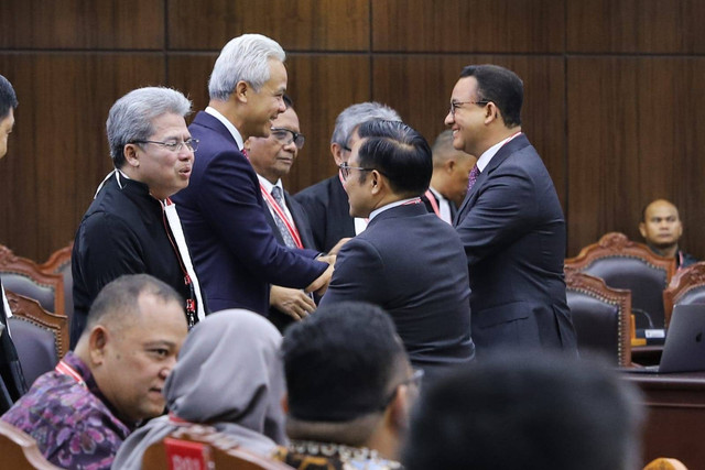 Paslon nomor urut 1 Anies Baswedan dan Muhaimin Iskandar berjabat tangan dengan paslon nomor urut 03 Ganjar Pranowo dan Mahfud MD jelang sidang putusan perselisihan hasil Pilpres 2024 di Gedung Mahkamah Konstitusi, Jakarta, Senin (22/4/2024). Foto: Iqbal Firdaus/kumparan