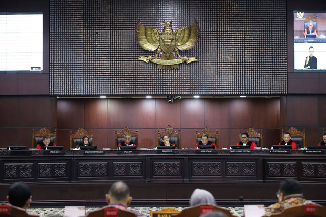 Hakim Mahkamah Konstitusi memimpin jalannya sidang putusan perselisihan hasil Pemilu (PHPU) atau Pilpres 2024 di Gedung Mahkamah Konstitusi, Jakarta, Senin (22/4/2024). Foto: Iqbal Firdaus/kumparan