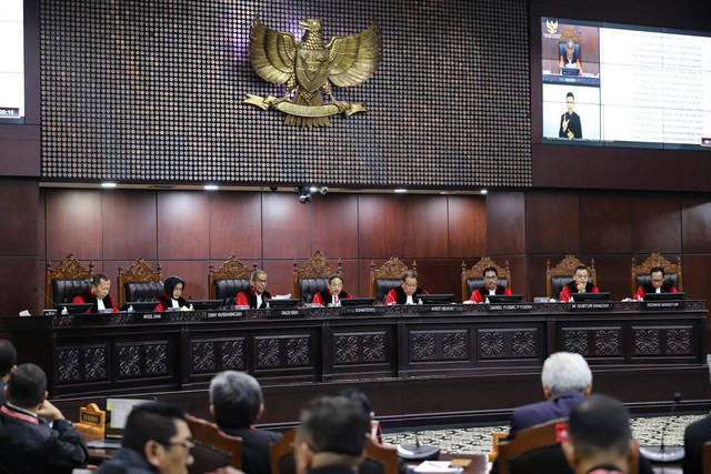 Hakim Mahkamah Konstitusi memimpin jalannya sidang putusan perselisihan hasil Pemilu (PHPU) atau Pilpres 2024 di Gedung Mahkamah Konstitusi, Jakarta, Senin (22/4/2024). Foto: Iqbal Firdaus/kumparan