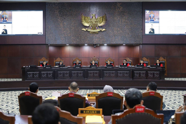 Ketua Mahkamah Konstitusi (MK) Suhartoyo (tengah) memimpin jalannya sidang putusan perselisihan hasil Pemilu (PHPU) atau Pilpres 2024 di Gedung Mahkamah Konstitusi, Jakarta, Senin (22/4/2024). Foto: Iqbal Firdaus/kumparan