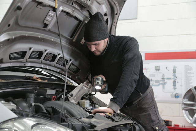 Ilustrasi mencari penyebab mobil tidak bisa distarter tapi lampu menyala. Foto: Pexels