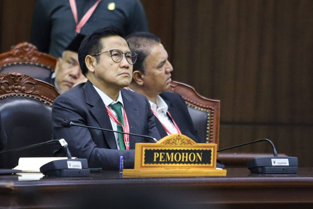 Paslon 01 Anies Baswedan dan Muhaimin Iskandar mendengarkan Hakim MK membacatan putusan sengketa Pilpres 2024 di Mahkamah Konstitusi (MK), Jakarta, Senin (22/4/2024).
Foto: Iqbal Firdaus/kumparan