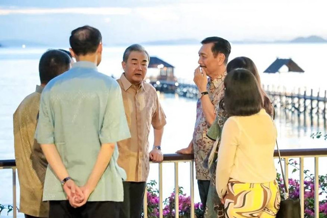 Menko Bidang Kemaritiman dan Investasi Luhut Binsar Pandjaitan bersama Menteri Luar Negeri China Wang Yi di Labuan Bajo, Sabtu (20/4/2024). Foto: Instagram/@luhut.pandjaitan