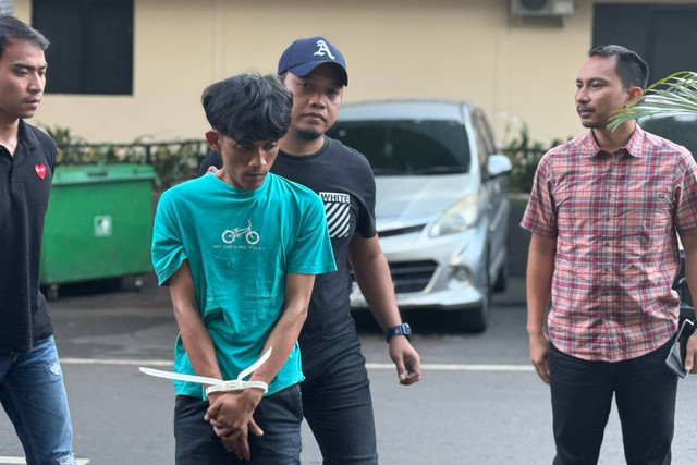 Polda Metro Jaya telah berhasil menangkap pelaku pembunuhan perempuan yang ditemukan terbungkus kardus di Pulau Pari, Senin (22/4/2024). Foto: Thomas Bosco/kumparan