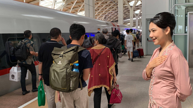Petugas yang menggunakan kebaya menyapa penumpang Whoosh saat peringatan Hari Kartini di Stasiun Whoosh Halim, Jakarta, Minggu (21/4/2024). Foto: KCIC