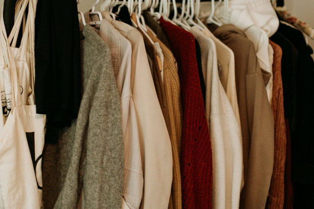 Tempat Thrifting di Malang. Foto hanya sebagai ilustrasi, bukan te,pat sebenarnya. Sumber: Unsplash/Priscilla Du Preez 🇨🇦.