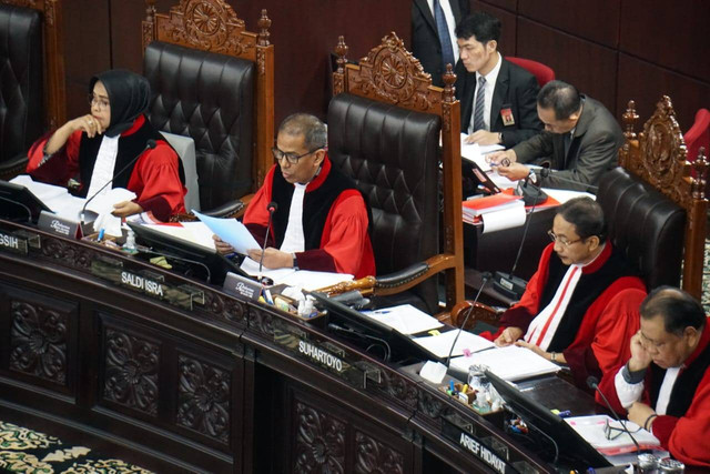 Hakim Mahkamah Konstitusi memimpin jalannya sidang putusan perselisihan hasil Pemilu (PHPU) atau Pilpres 2024 di Gedung Mahkamah Konstitusi, Jakarta, Senin (22/4/2024). Foto: Iqbal Firdaus/kumparan