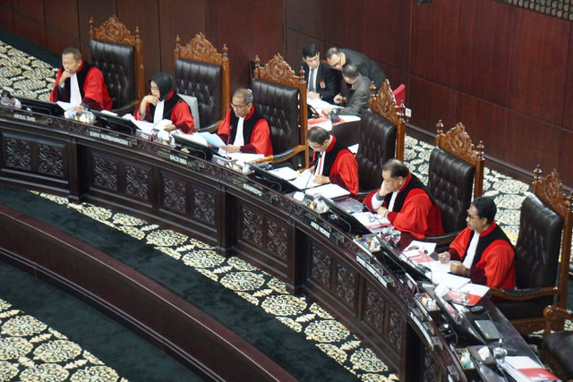 Hakim Mahkamah Konstitusi memimpin jalannya sidang putusan perselisihan hasil Pemilu (PHPU) atau Pilpres 2024 di Gedung Mahkamah Konstitusi, Jakarta, Senin (22/4/2024). Foto: Iqbal Firdaus/kumparan