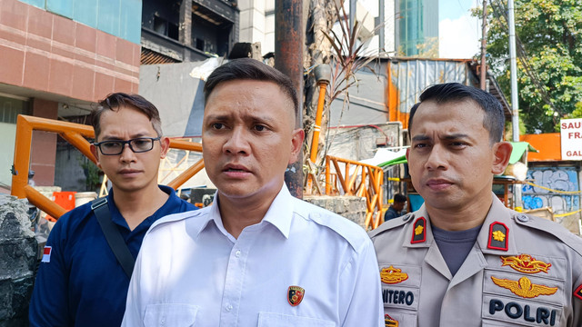 Wakasat Reskrim Polres Metro Jakarta Selatan, Kompol Henrikus Yossi (tengah) didampingi Kapolsek Mampang Kompol David Kanitero (kanan) saat dijumpai usai melakukan olah TKP kebakaran ruko pigura di Mampang Prapatan, Jaksel, Senin (22/4/2024). Foto: Thomas Bosco/kumparan