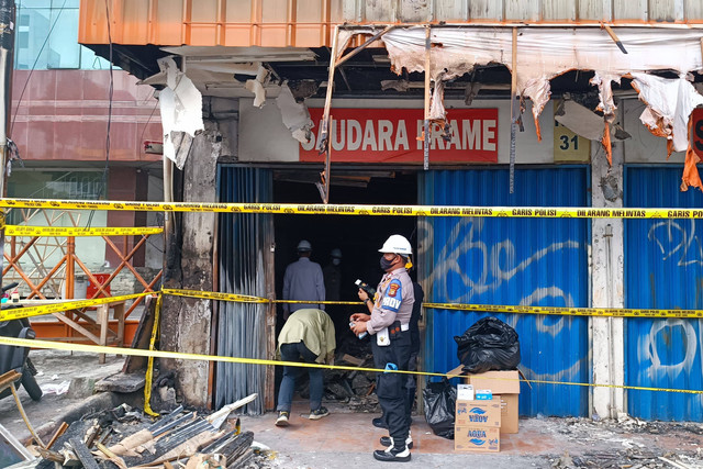 Suasana proses olah TKP di lokasi kebakaran ruko pigura yang berlokasi di Mampang Prapatan, Jaksel, Senin (22/4/2024) Foto: Thomas Bosco/kumparan