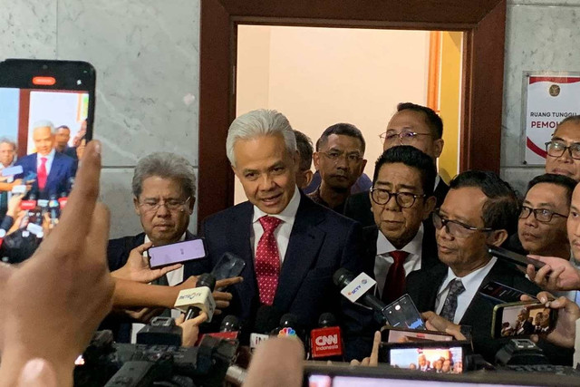 Capres nomor urut 3, Ganjar Pranowo usai sidang putusan di MK, Senin (22/4/2024).  Foto: Luthfi Humam/kumparan
