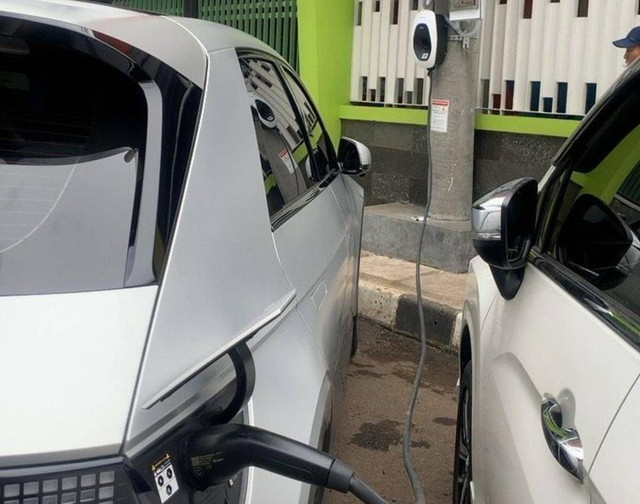 PLN Persoero hadirkan SPKLU di tiang listrik. Foto: dok. PLN Persero