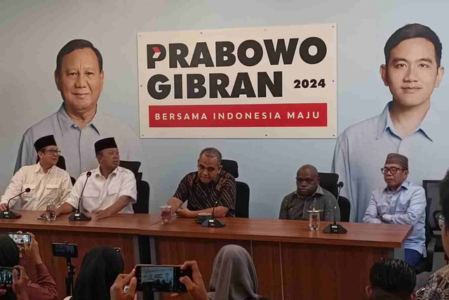 TKN Prabowo-Gibran menggelar konferensi pers menanggapi soal hasil putusan MK, Media Center Prabowo-Gibran, Jakarta Selatan, Senin (22/4/2024) Foto: Fadlan Nuril Fahmi/kumparan