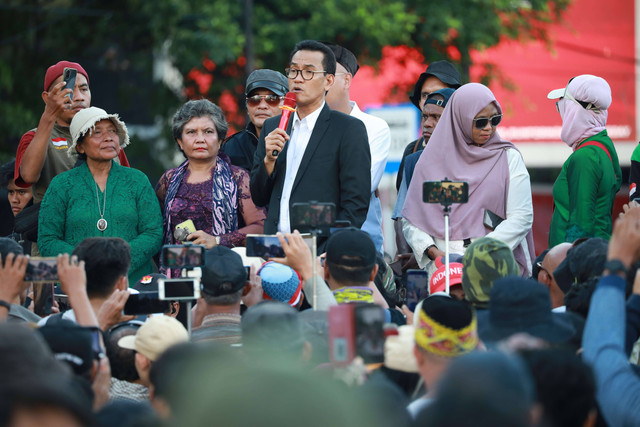 Tim hukum pasangan Anies-Muhaimin, Refly Harun menyampaikan orasi di Patung Kuda pada, Senin (22/4/2024) Foto: Aditia Noviansyah/kumparan