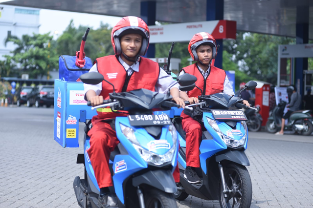 Salah satu layanan unggulan Satgas RAFI Pertamina 2024 yaitu Motorist yang mengantarkan BBM ke lokasi pemudik di tengah jalan tol untuk memastikan kecukupan BBM sehingga perjalanan pemudik lancar hingga tujuannya. Foto: Dok. Istimewa