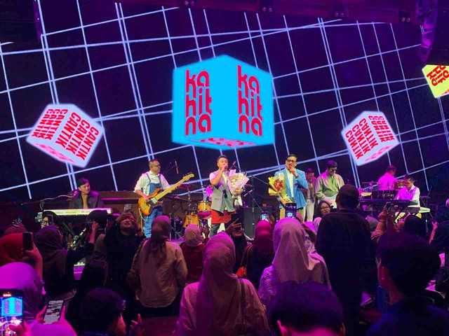Grup musik Kahitna merilis single terbaru berjudul Sejauh Dua Benua, Senin (22/4). Lagu ini dirilis tepat di momen satu tahun Carlo Saba berpulang. Foto: Vincentius Mario/kumparan