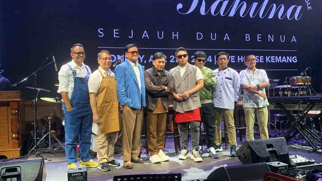 Grup musik Kahitna merilis single terbaru berjudul Sejauh Dua Benua, Senin (22/4). Lagu ini dirilis tepat di momen satu tahun Carlo Saba berpulang. Foto: Vincentius Mario/kumparan