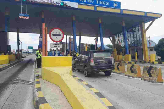 Mobil Innova alami rem blong dan menabrak plang besi GTO di Exit Tol Tebing Tinggi, Sumut, pada Minggu (21/4/2024) Foto: Dok. Istimewa