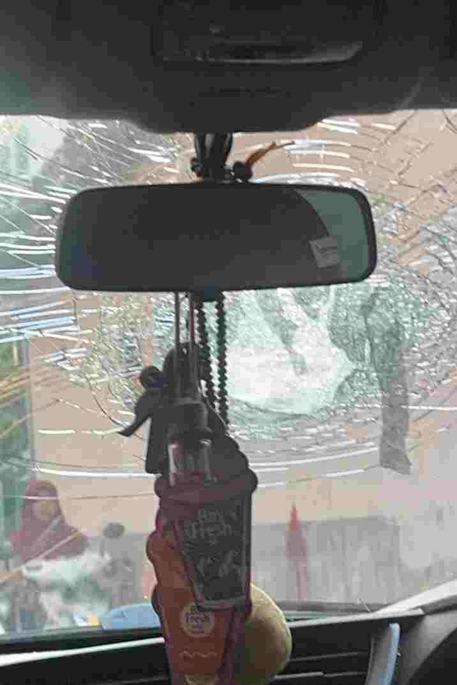 Kaca mobil milik Hafidh Fawwaidz (25), anak anggota DPRD Surabaya asal PDIP Syaifudin Zuhri yang diduga dilempar batu  Foto: Dok. Istimewa