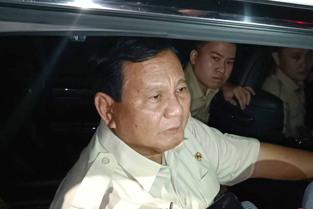 Capres dengan suara terbanyak, Prabowo Subianto saat diwawancarai wartawan di kediamannya, Kertanegara 4, Jakarta Selatan, Senin (22/4/2024) malam.  Foto: Fadlan Nuril Fahmi/kumparan