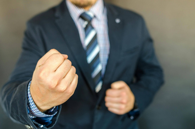 Foto: https://www.pexels.com/id-id/foto/blazer-hitam-pria-652348/