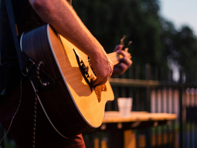 Cafe live music Surabaya. Foto hanya ilustrasi, bukan tempat sebenarnya. Sumber: Unsplash/gio bartlett