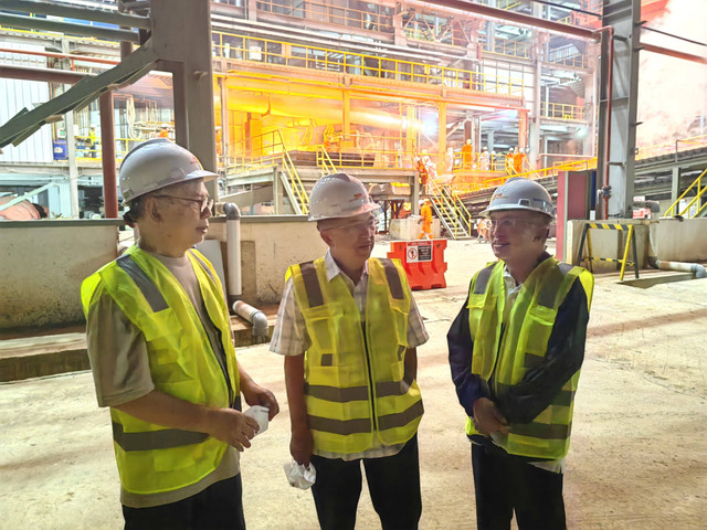 Jusuf Kalla memantau proses peleburan bijih nikel menjadi ferronikel yang dikelola milik PT Bumi Mineral Sulawesi (BMS) di Kabupaten Luwu, Sulawesi Selatan, Senin (22/4/2024) malam. Foto: Dok. Tim JK