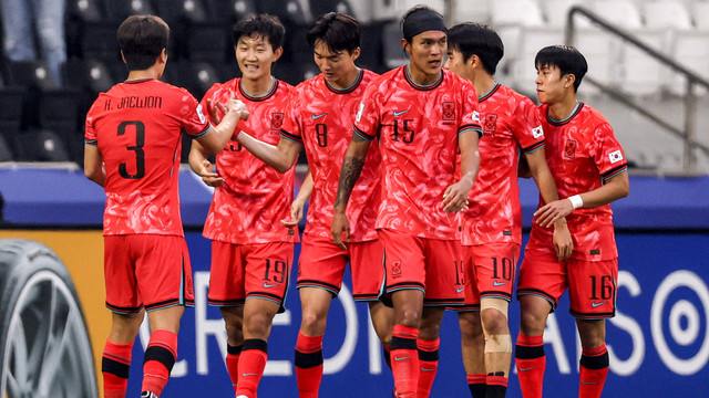 Selebrasi pemain Timnas Korea Selatan U-23 usai kalahkan Jepang dalam matchday ketiga Piala Asia U-23 2024 di Jassim Bin Hamad Stadium, Al Rayyan, Qatar, pada Senin (22/4). Foto: KARIM JAAFAR/AFP
