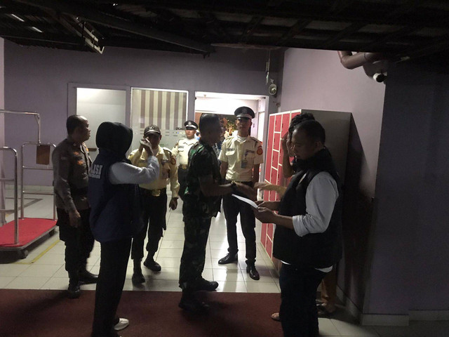 Sejumlah petugas di lokasi kejadia seorang pria di Tebet ditemukan tewas dengan posisi duduk di atas sofa unit apartemennya, Selasa (23/4/2024). Foto: Dok. Humas Polsek Tebet