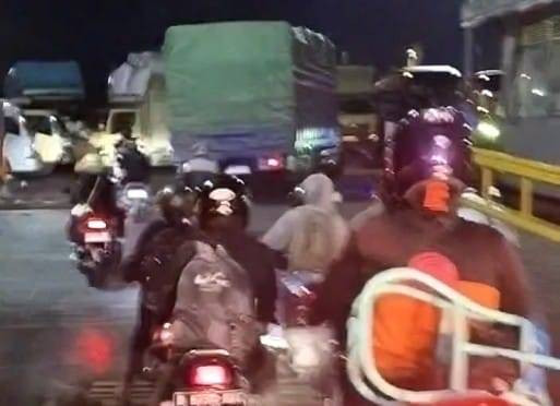 Pengendara motor yang keluar dari kapal setelah terjebak beberapa jam di Pelabuhan Merak. | Foto: Ist