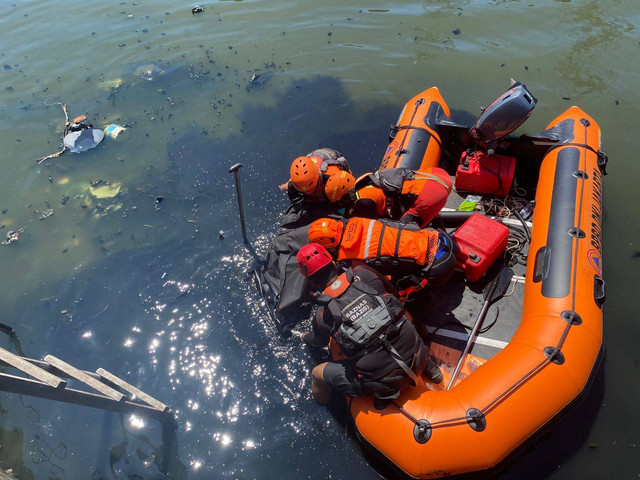 Jasad perempuan diduga korban bunuh diri yang dievakuasi dari Kali Mookervart, Cengkareng, Jakbar, Selasa (23/4/2024). Foto: Dok. Humas Basarnas Jakarta
