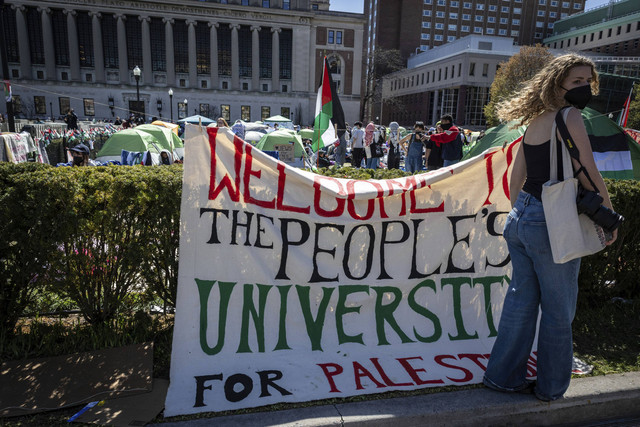 Sejumlah tenda pro-Palestina berdiri di halaman Universitas Columbia di New York, Senin, 22 April 2024. Foto: AP Photo/Stefan Jeremiah