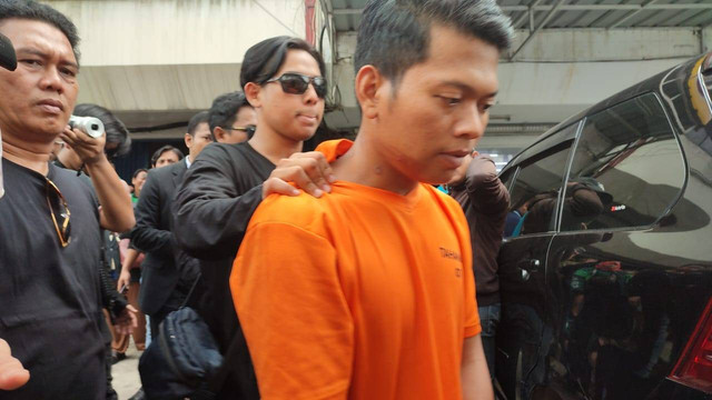 Polisi menunjukkan pelaku kasus pembunuhan terhadap Ristia Ningsih di Kelapa Gading, Jakarta Utara, pada Selasa (23/4). Foto: Rachmadi Rasyad/kumparan