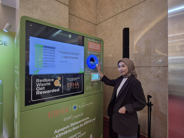 ERHA meluncurkan cosmetics reverse vending machine pertama di Indonesia. Foto: Hutri Dirga/kumparan