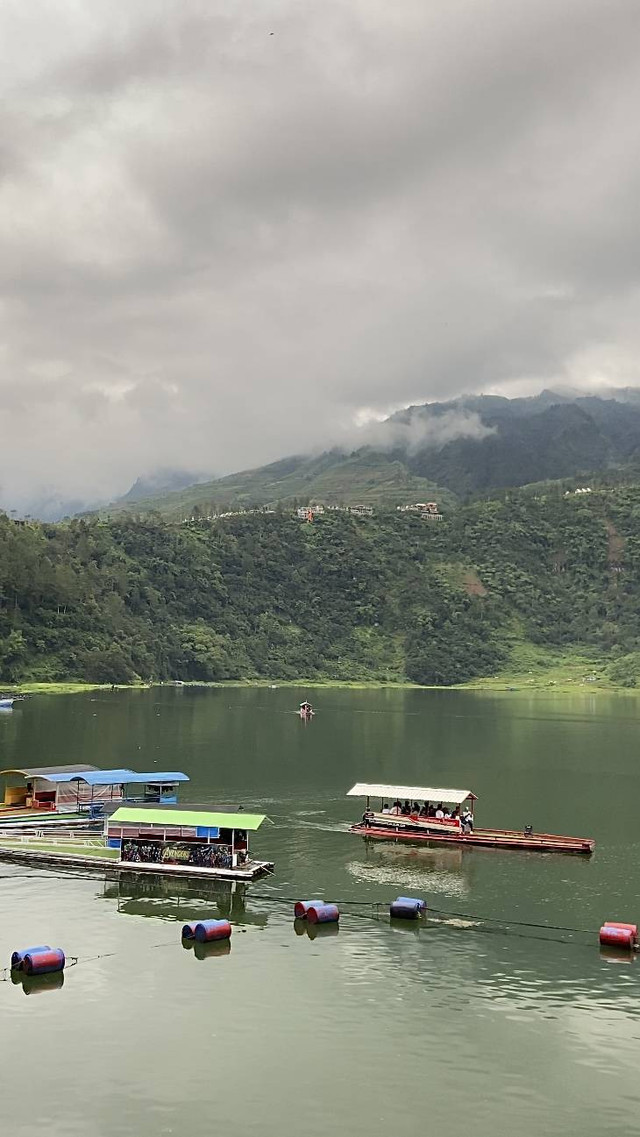 ( Pesona Wisata Alam Telaga Menjer, Wonosobo, Jawa Tengah, 2024 ( Sumber: Dokumentasi Pribadi )