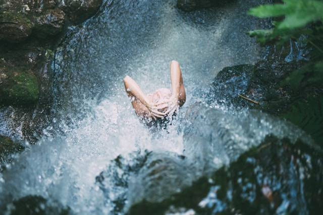 Pemandian Lubuk Minturun. Foto hanyalah ilustrasi, bukan tempat yang sebenarnya. Sumber: Unsplash/Seth Doyle