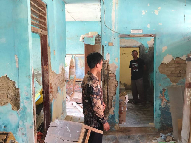 Operator Sekolah SDN 3 Pekantingan, Fasbih, saat menunjukkan WC bekas rumah dinas yang berada dilingkungan sekolah, yang sudah tidak layak digunakan. Foto: Tarjoni/Ciremaitoday