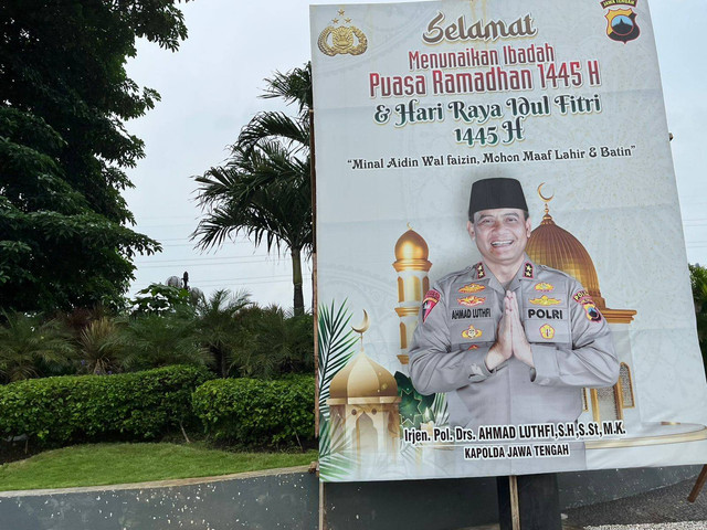 Baliho Kapolda Jateng di Jalan Madukoro, Semarang. Dok: Intan Alliva Khansa/kumparan