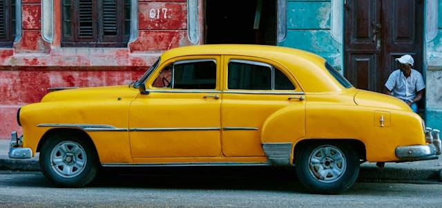 Contoh Mobil Klasik Tahun 70an. Foto Hanya Ilustrasi. Sumber Foto: Unsplash.com/Wolf Schram