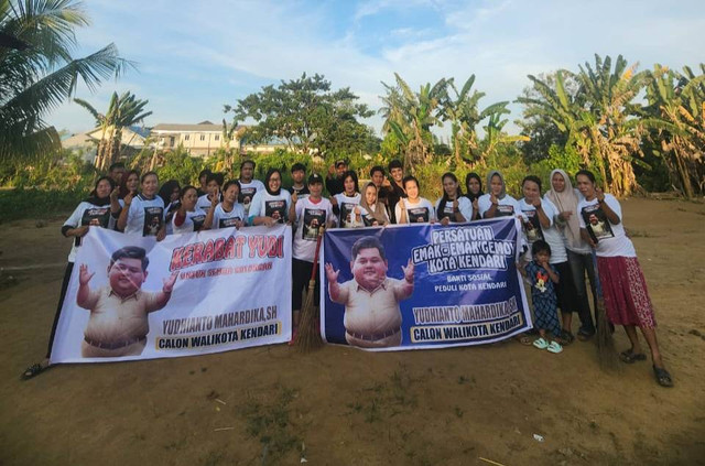 Relawan Yudhianto Mahardika usai membersihkan kawasan rawan banjir di Kendari.