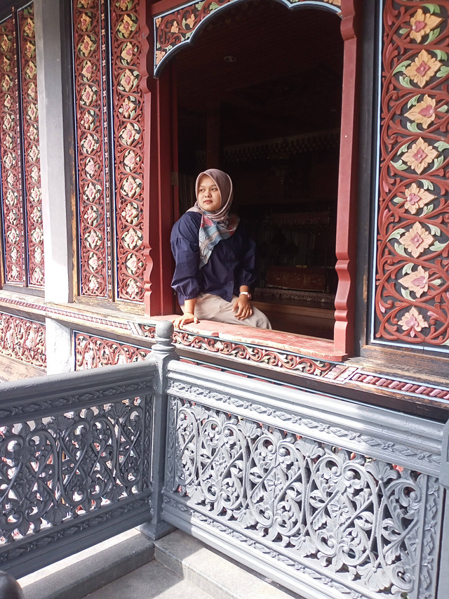 Sumber Gambar : Koleksi Pribadi penulis. foto penulis di rumah adat minangkabau (bukti bahwa adat masih kental dalam sistem sosial masyarakat di Sumatera Barat)