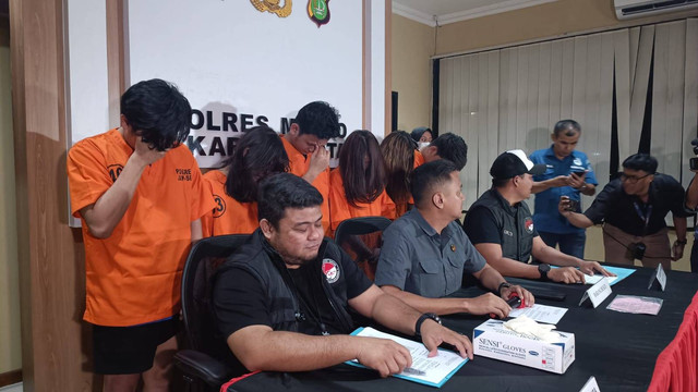 Konferensi pers selebgram terlibat tindak pidana narkoba di Polres Metro Jakarta Selatan, Selasa (23/4/2024). Foto: Fadlan Nuril Fahmi/kumparan