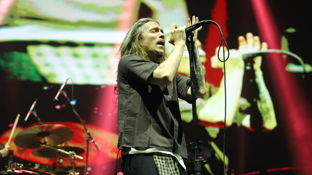 Suasana aksi panggung band Incubus saat tampil di Tennis Indoor Senayan, Jakarta, Selasa (23/4/2024). Foto: Iqbal Firdaus/kumparan