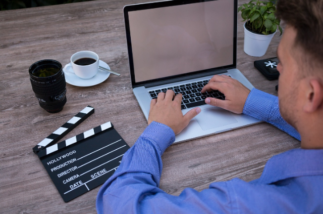 Ilustrasi manfaat literasi digital. Sumber foto: Pixabay/lukasbieri