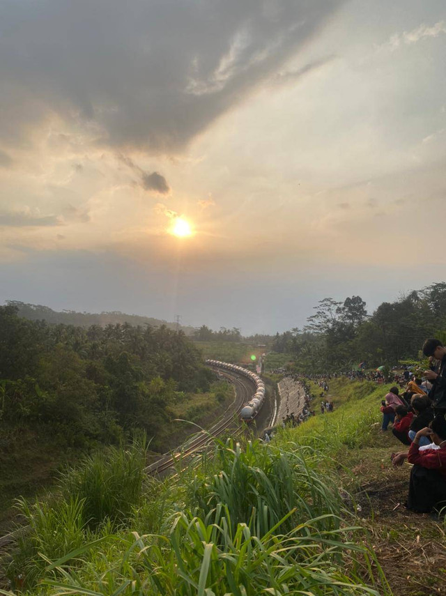 Ramainya pengunjung yang sedang menikmati senja dan kereta api melintas. ( Dokumentasi : Rizky Aprilianto )