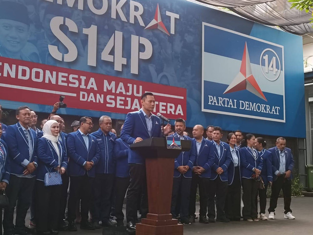 Konpers Agus Harimurti Yudhoyono (AHY) di kantor DPP Demokrat, Jalan Proklamasi, Jakarta, Rabu (24/4/2024). Foto: Hedi/kumparan