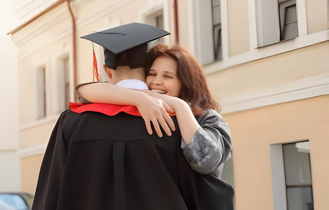 Pendidikan karakter berperan dalam mengembangkan nilai sosial dan membangun keterampilan bagi mahasiswa untuk kehidupan keluarga, karier dan kehidupan sosial. Foto: Shutterstock