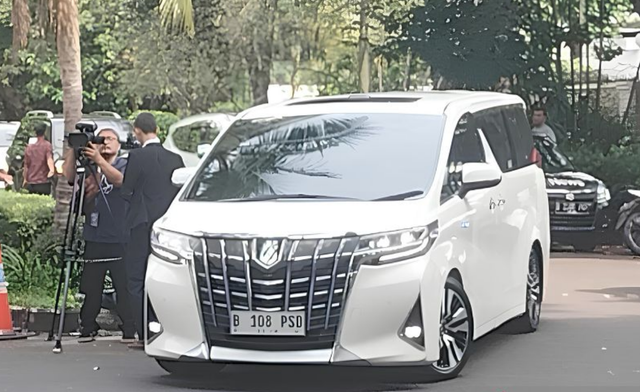 Mobil Alphard B 108 PSD yang membawa Prabowo ke gedung KPU, Jakarta, Rabu (23/4/2024). Foto: (ANTARA/Walda Marison)